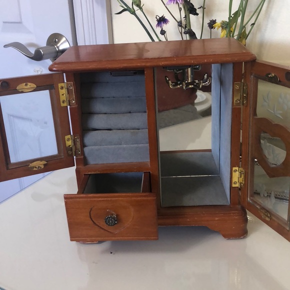 Jewelry box - Picture 2 of 3